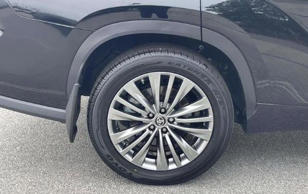Used 2024 Toyota Highlander Platinum image 18