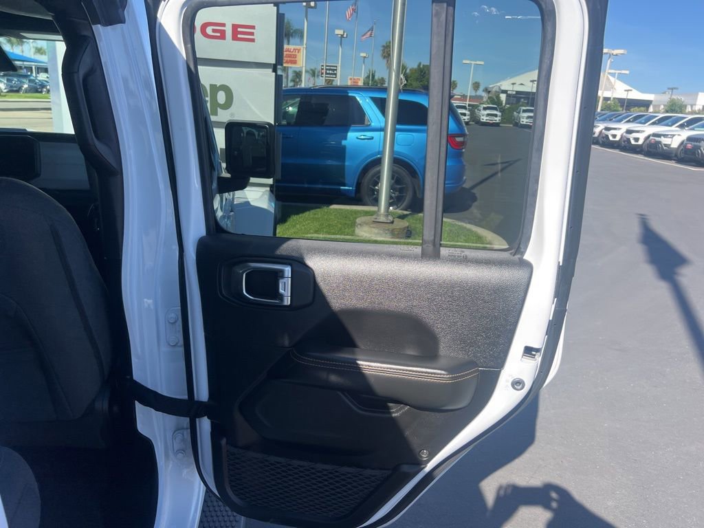 Used 2025 Jeep Wrangler Unlimited Sahara AWD/4WD image 38