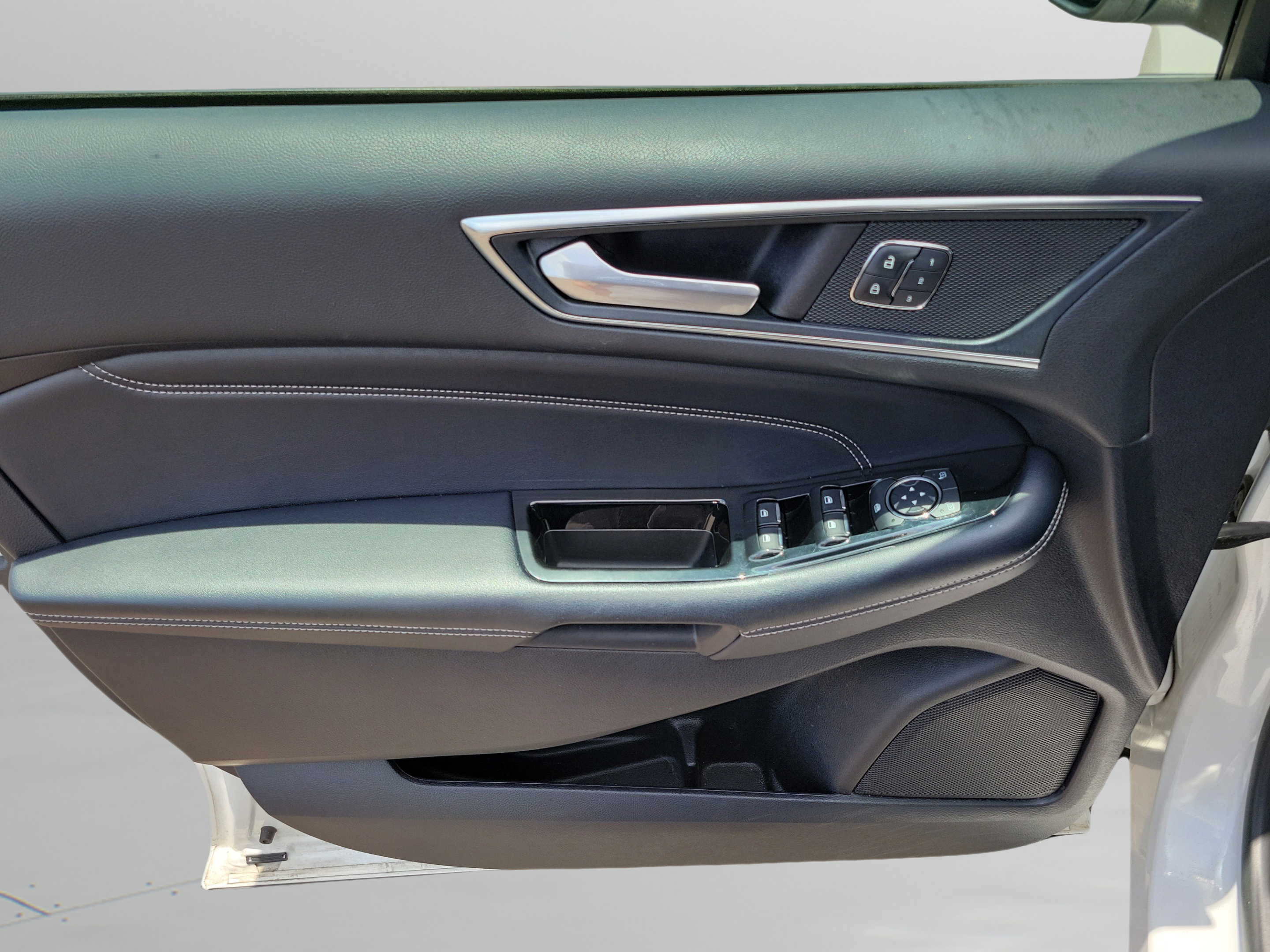 Used 2018 Ford Edge Titanium FWD image 23