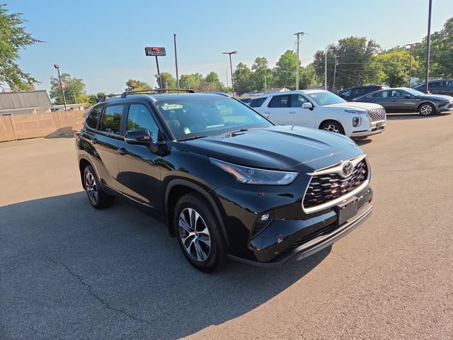Used 2023 Toyota Highlander XLE AWD/4WD image 4