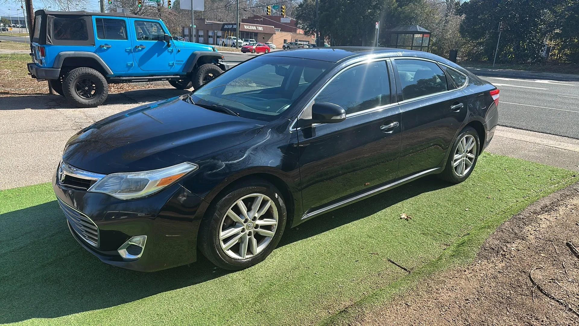 Used 2013 Toyota Avalon XLE Premium FWD image 4