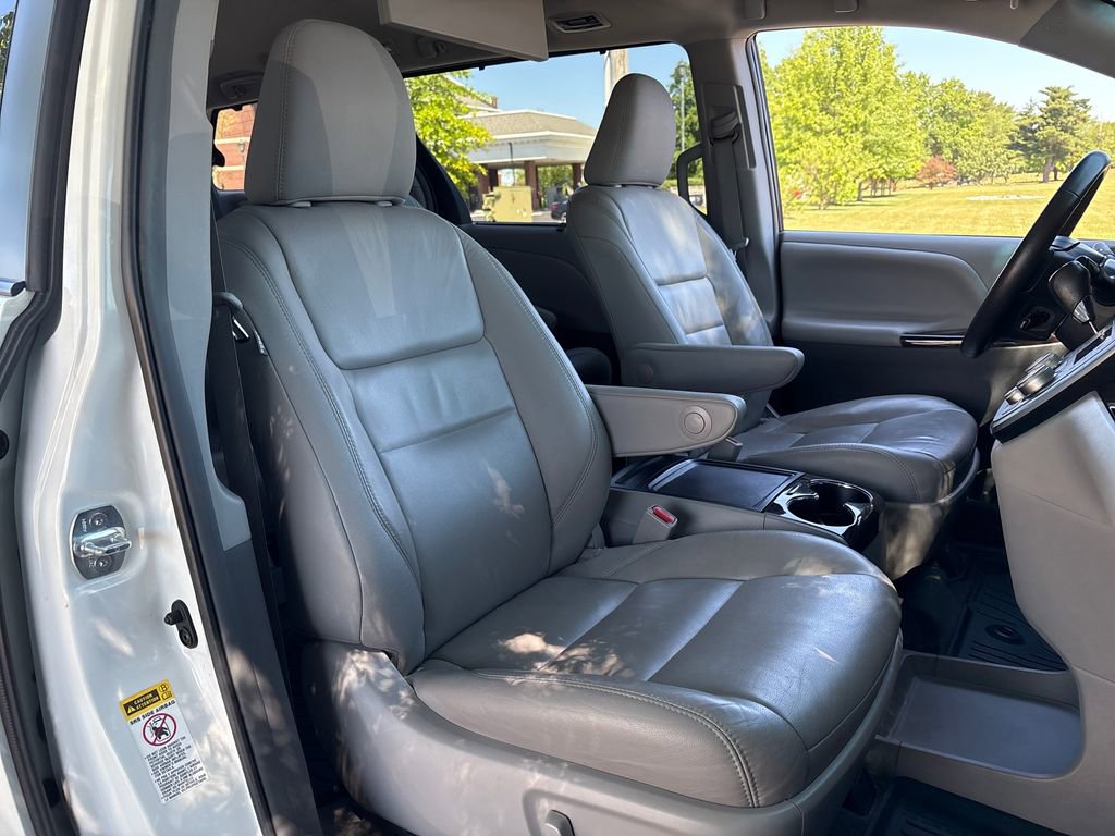 Used 2017 Toyota Sienna XLE Premium FWD image 44