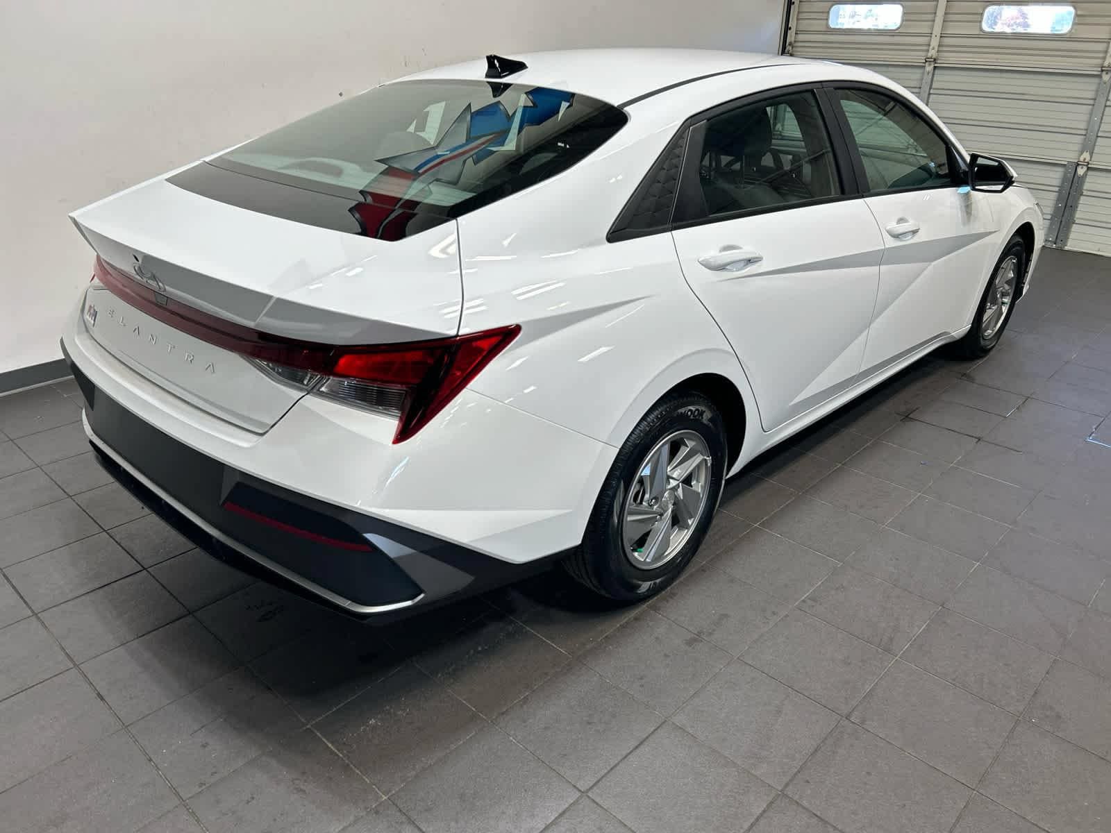 New 2026 Hyundai Elantra SE FWD image 3