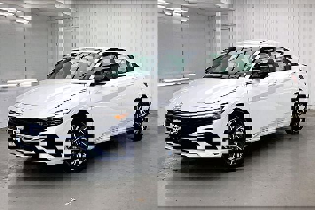 Used 2025 Hyundai Elantra SEL image 2