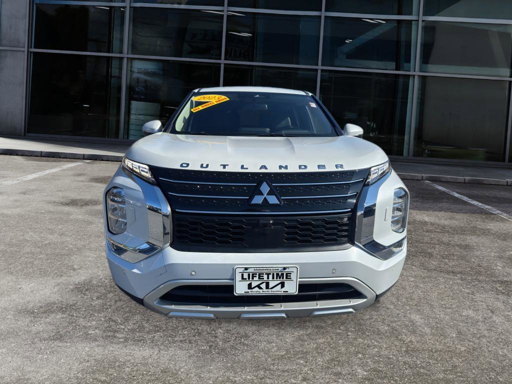 Used 2023 Mitsubishi Outlander SE image 2