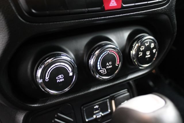 Used 2015 Jeep Renegade Latitude FWD image 16