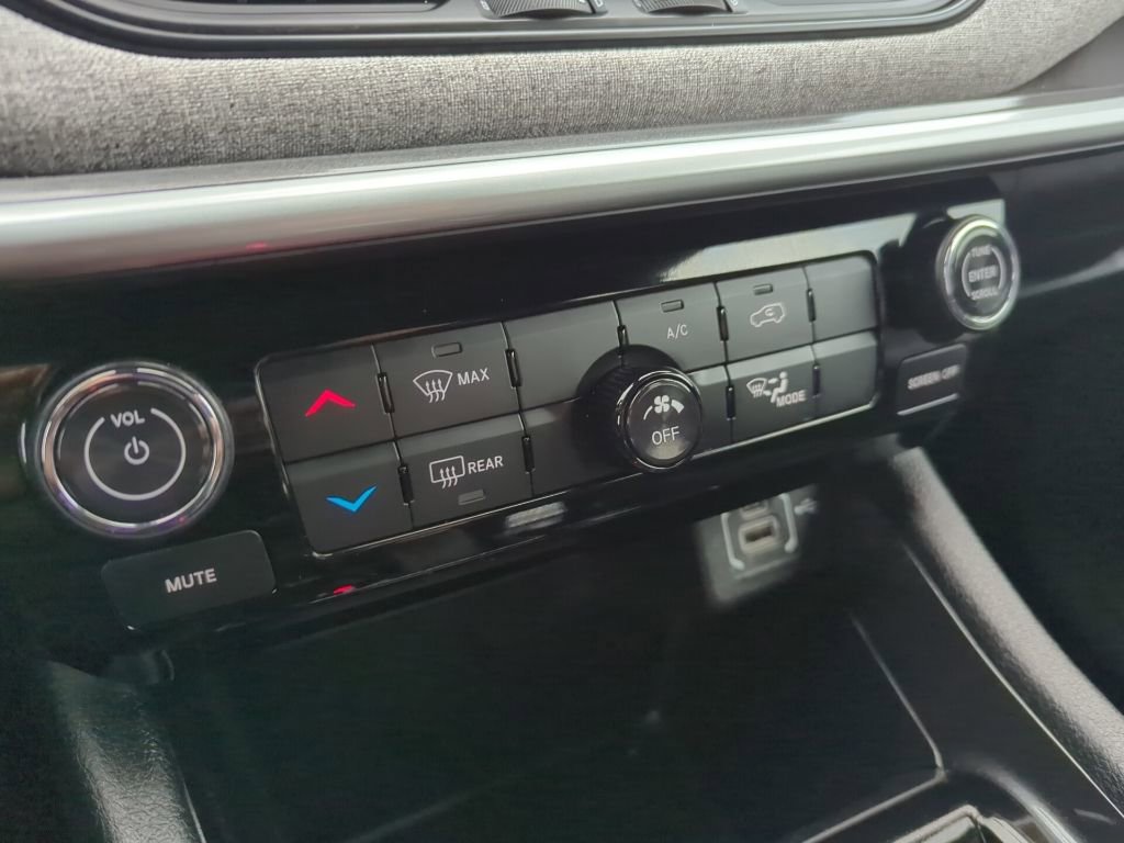 Used 2024 Jeep Compass Latitude image 17