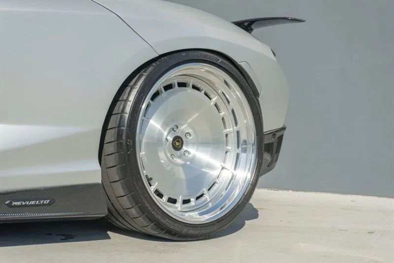 Used 2024 Lamborghini Revuelto image 30