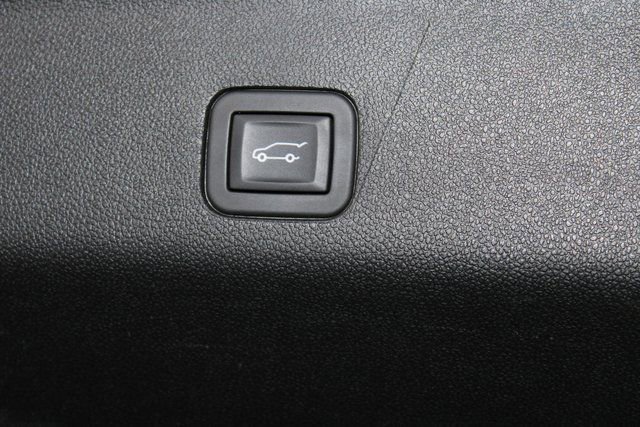 Used 2025 GMC Yukon Denali w/ Advanced Technology Package image 50