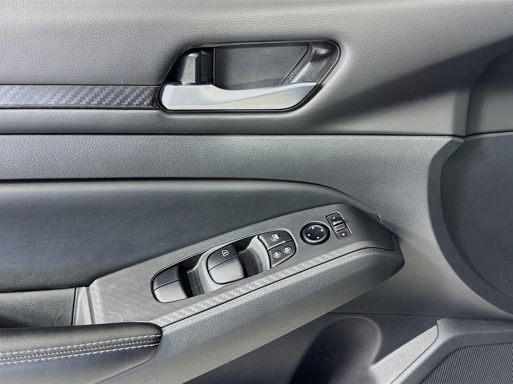 Used 2025 Nissan Altima 2.5 SV image 15