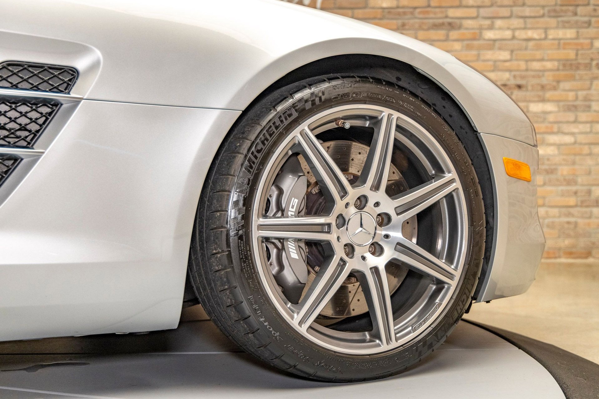 Used 2012 Mercedes-Benz SLS AMG Roadster image 24