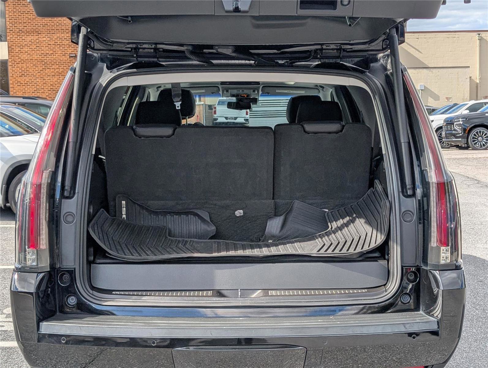 Used 2019 Cadillac Escalade Premium Luxury image 15