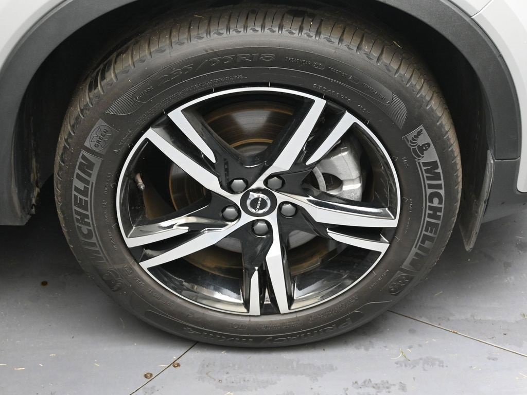 Certified 2025 Volvo XC40 B5 Core image 10