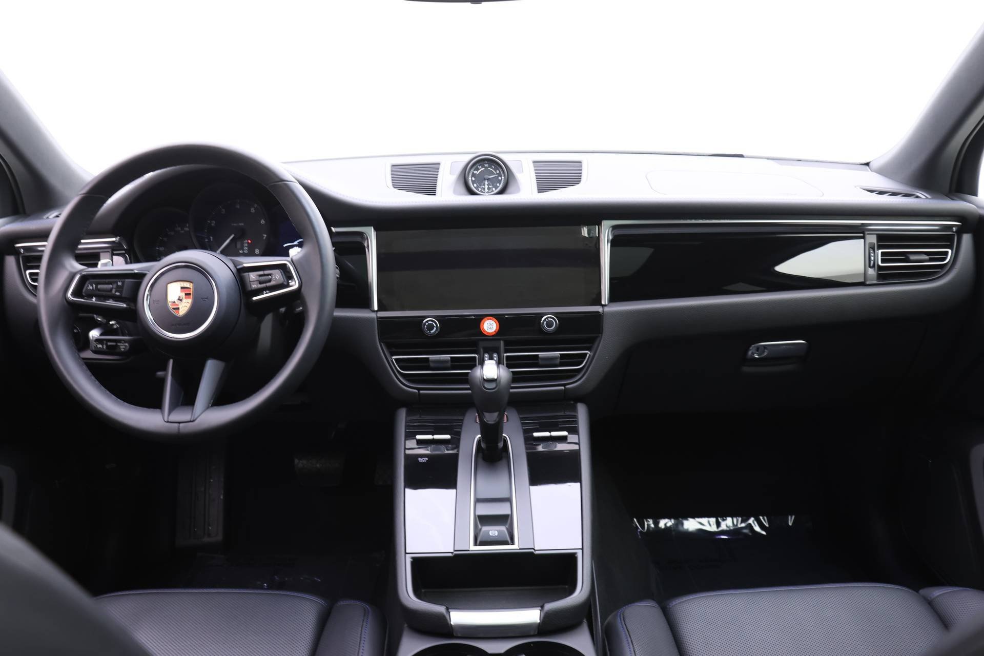 Used 2025 Porsche Macan image 18