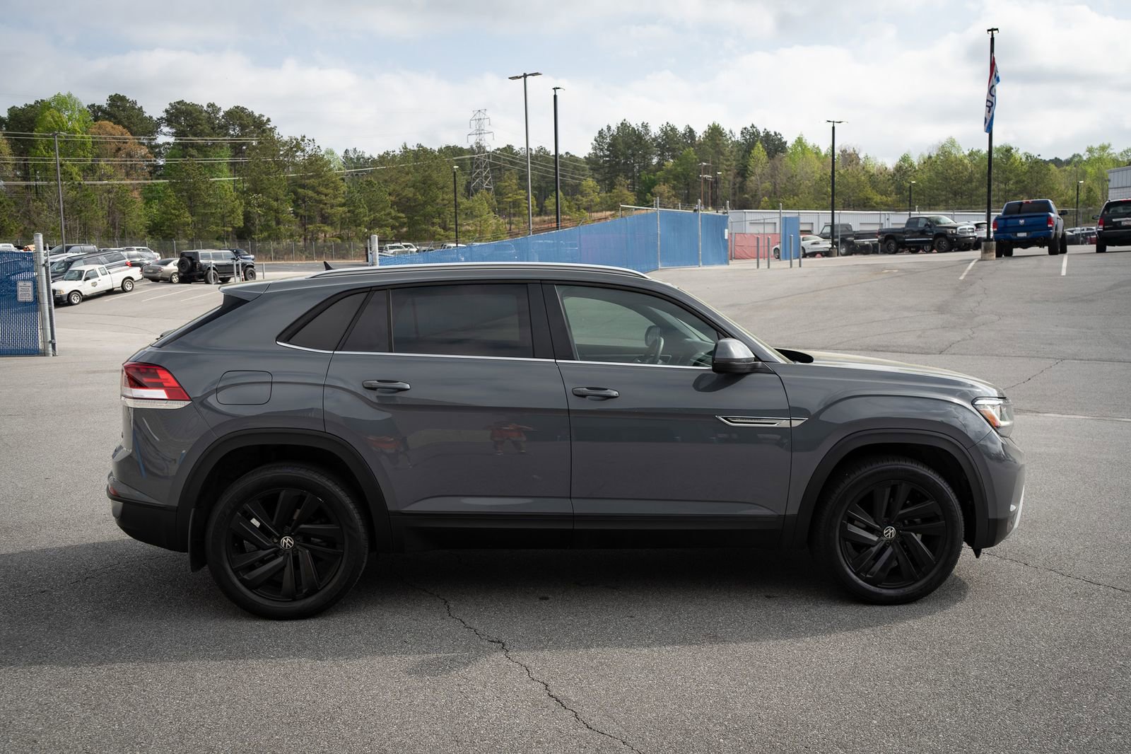 Used 2022 Volkswagen Atlas Cross Sport SE AWD/4WD image 11