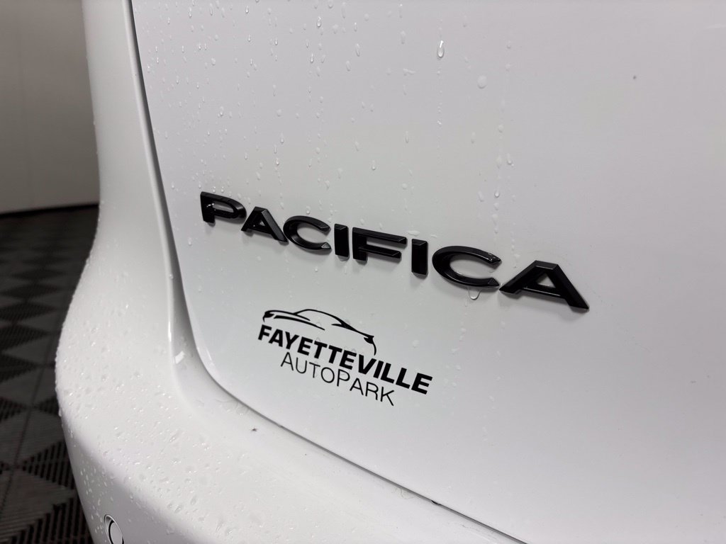 Used 2024 Chrysler Pacifica Touring-L w/ Road Tripper Package AWD/4WD image 4