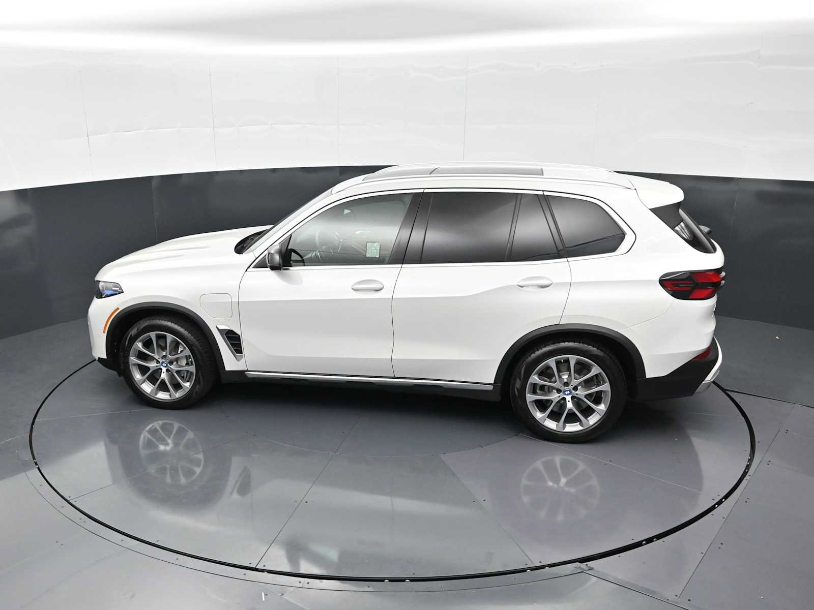 Used 2025 BMW X5 xDrive50e w/ Executive Package AWD/4WD image 24