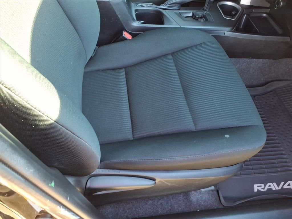 Used 2016 Toyota RAV4 LE image 17