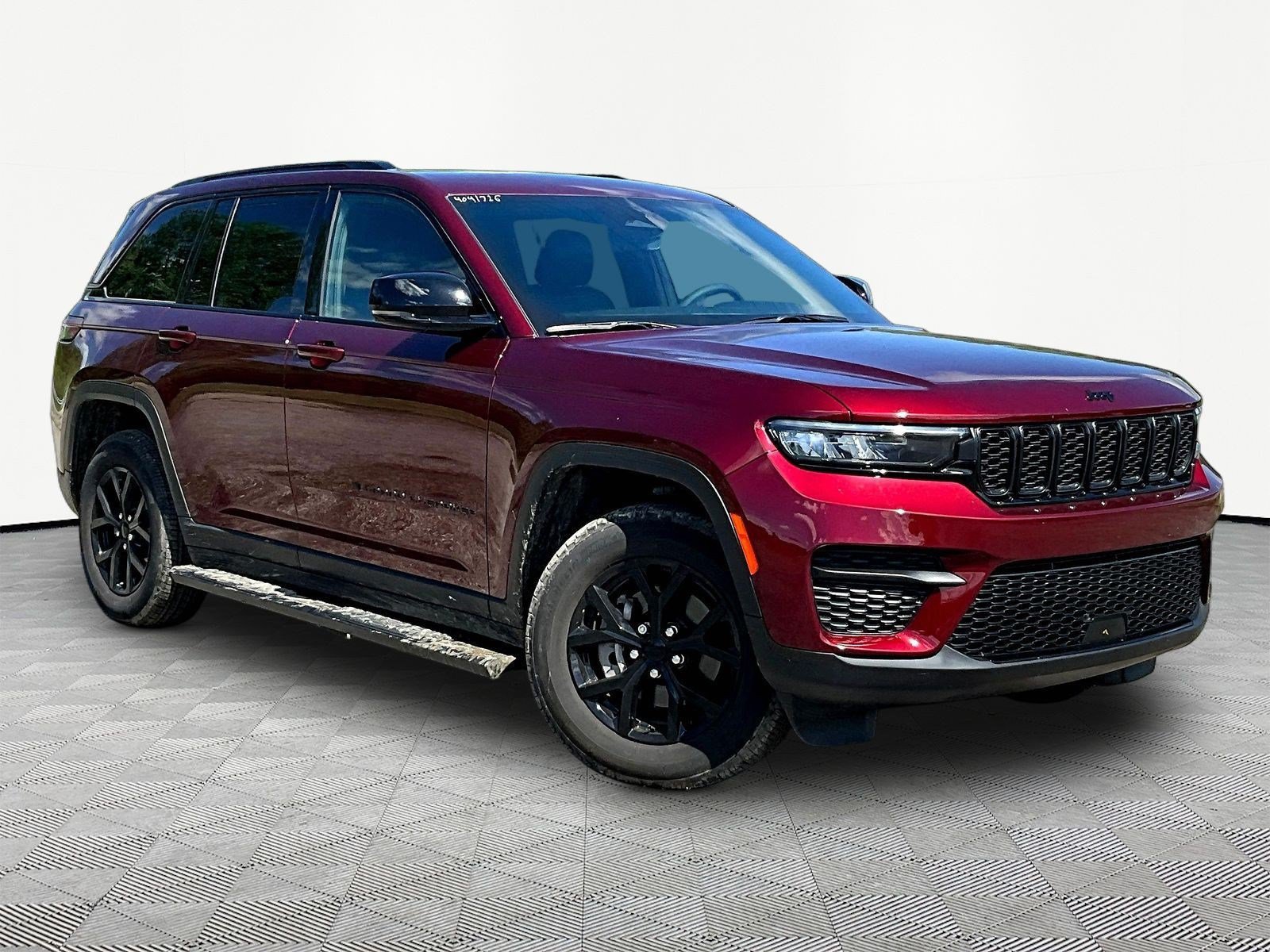 Used 2025 Jeep Grand Cherokee Altitude AWD/4WD image 10