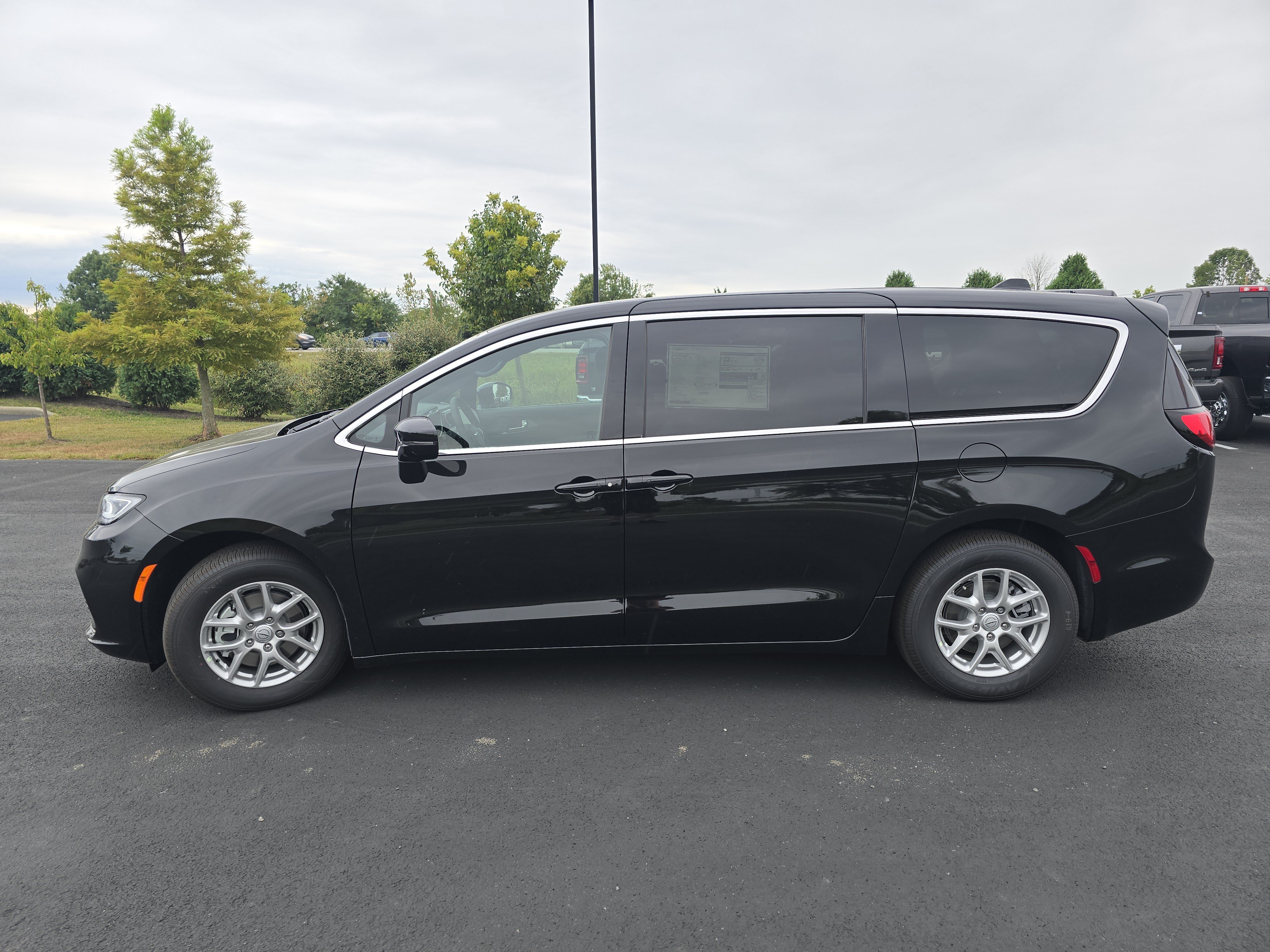 New 2026 Chrysler Pacifica Select FWD image 14