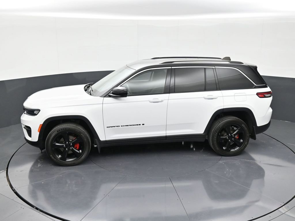 Used 2023 Jeep Grand Cherokee Laredo image 13