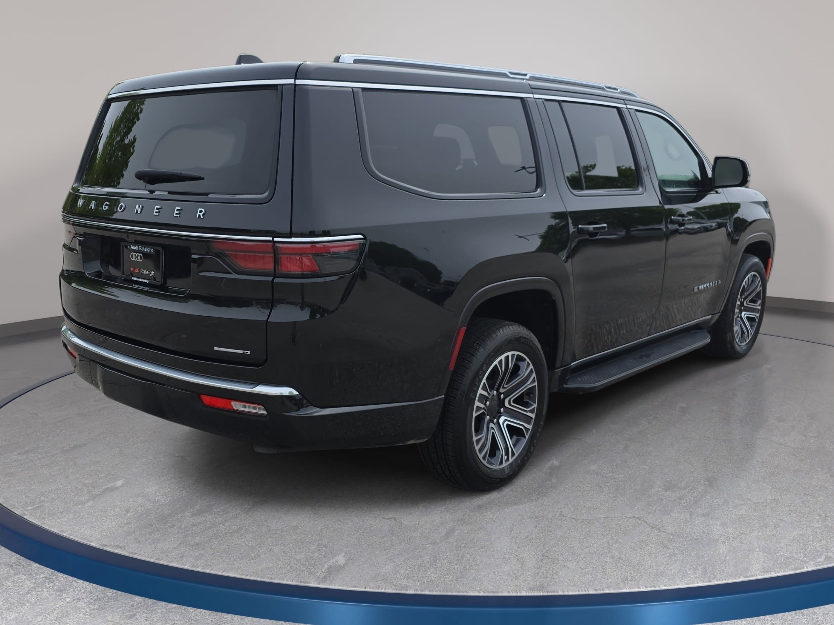 Used 2024 Jeep Wagoneer L Series II RWD image 5