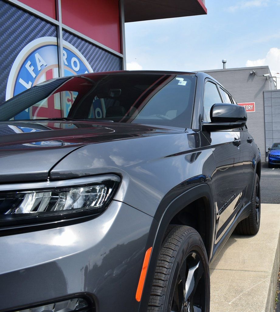 Used 2025 Jeep Grand Cherokee Limited w/ Black Appearance Package image 22