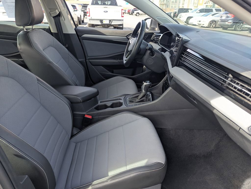 Used 2025 Volkswagen Jetta SE FWD image 33