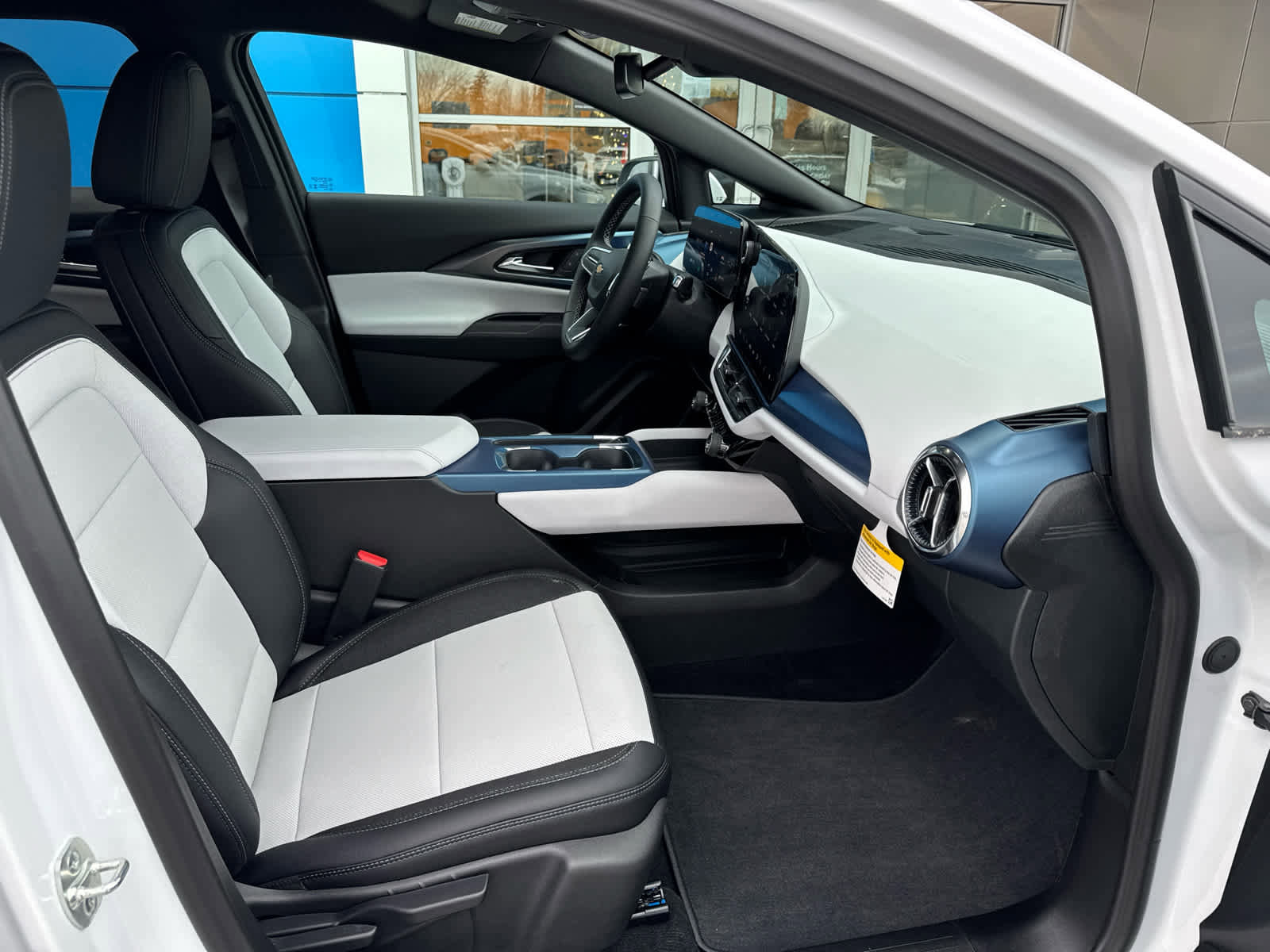 Used 2025 Chevrolet Equinox EV LT image 4