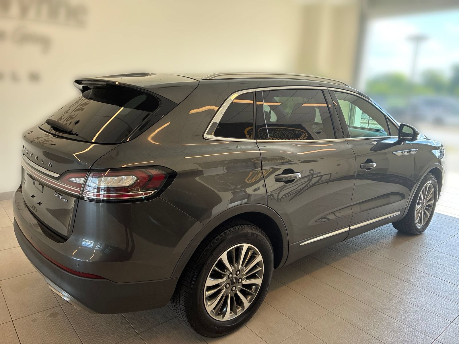 Used 2020 Lincoln Nautilus Premier w/ Equipment Group 101A AWD/4WD image 2