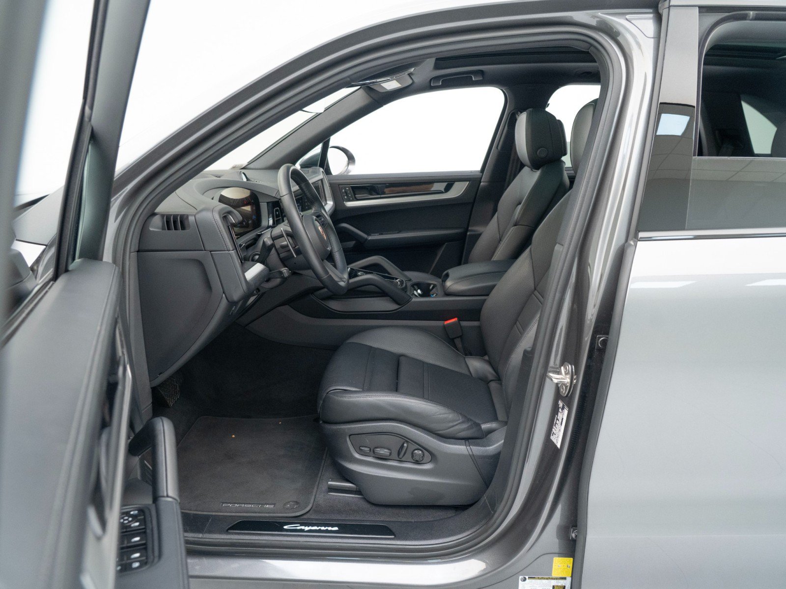 Certified 2025 Porsche Cayenne GTS AWD/4WD image 18