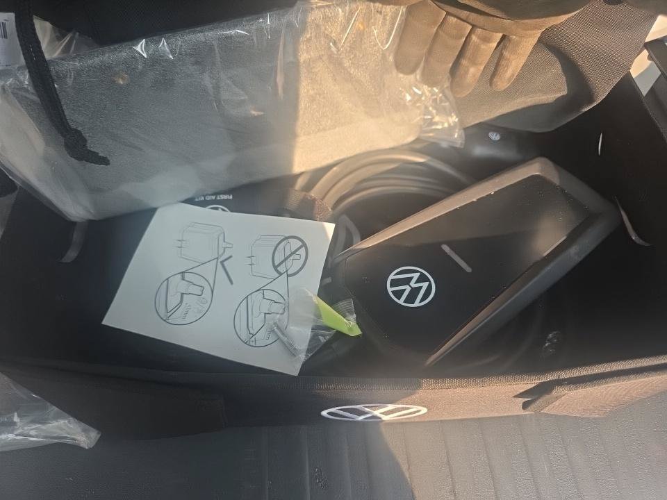 Used 2025 Volkswagen ID. Buzz 1st Edition AWD/4WD image 9
