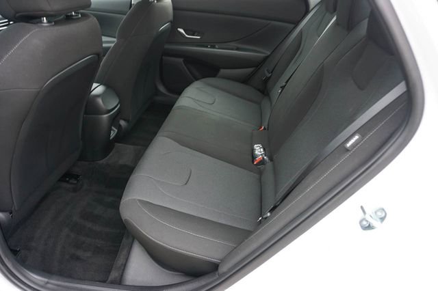Used 2025 Hyundai Elantra SE FWD image 13