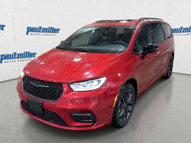 Used 2025 Chrysler Pacifica Limited image 1