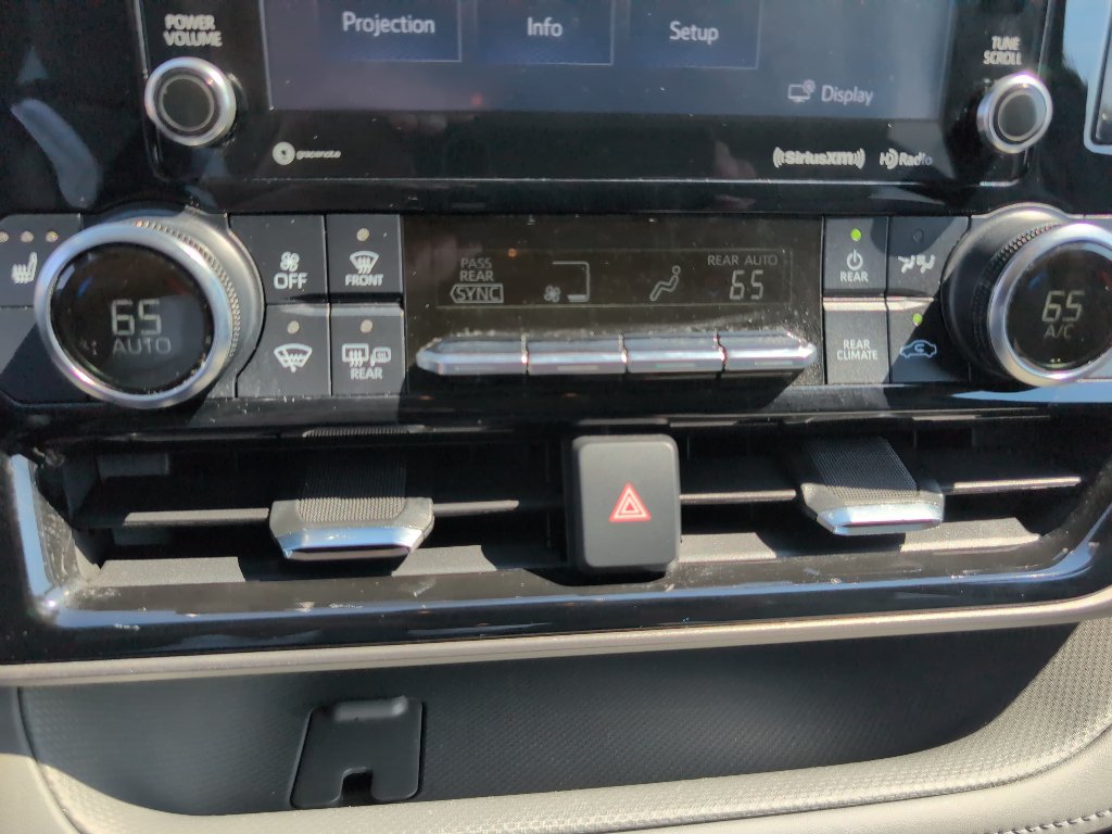 Used 2022 Toyota Highlander XLE FWD image 24
