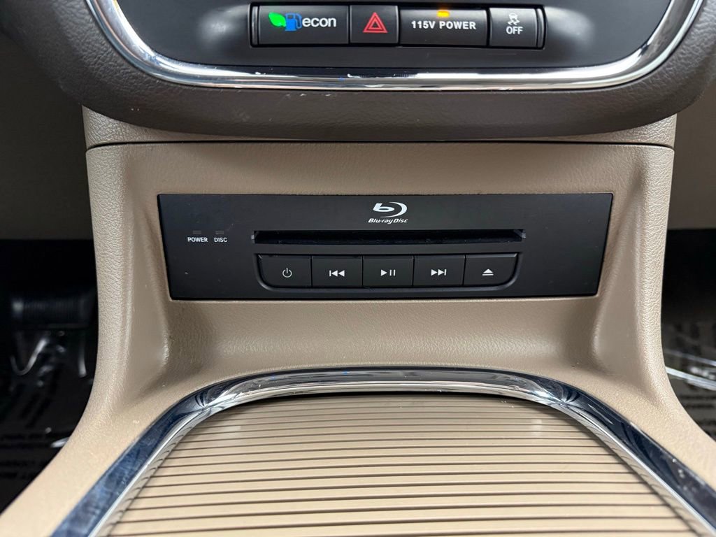 Used 2016 Chrysler Town & Country Touring-L image 29