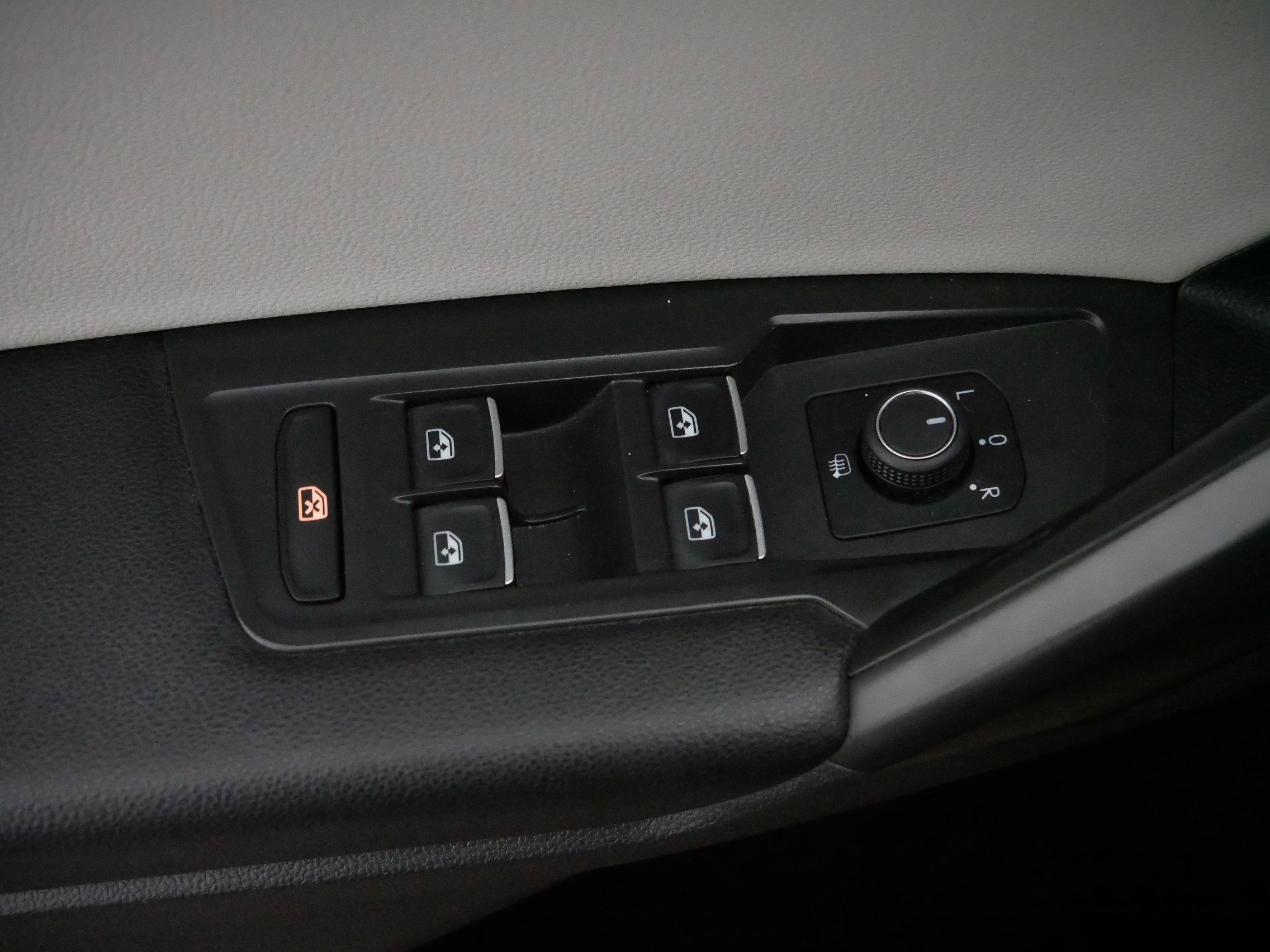 Used 2021 Volkswagen Tiguan SE w/ Panoramic Sunroof Package image 19