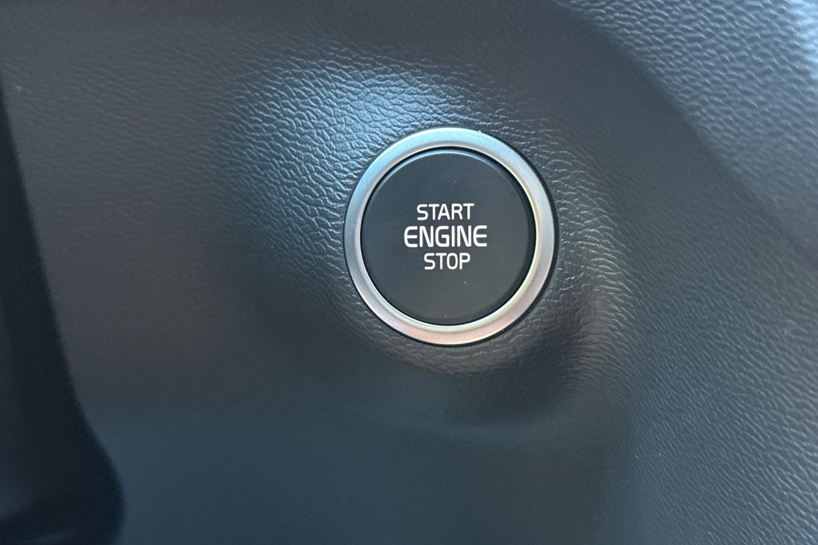 Certified 2025 Volvo XC40 B5 Core w/ Protection Package Premier image 25