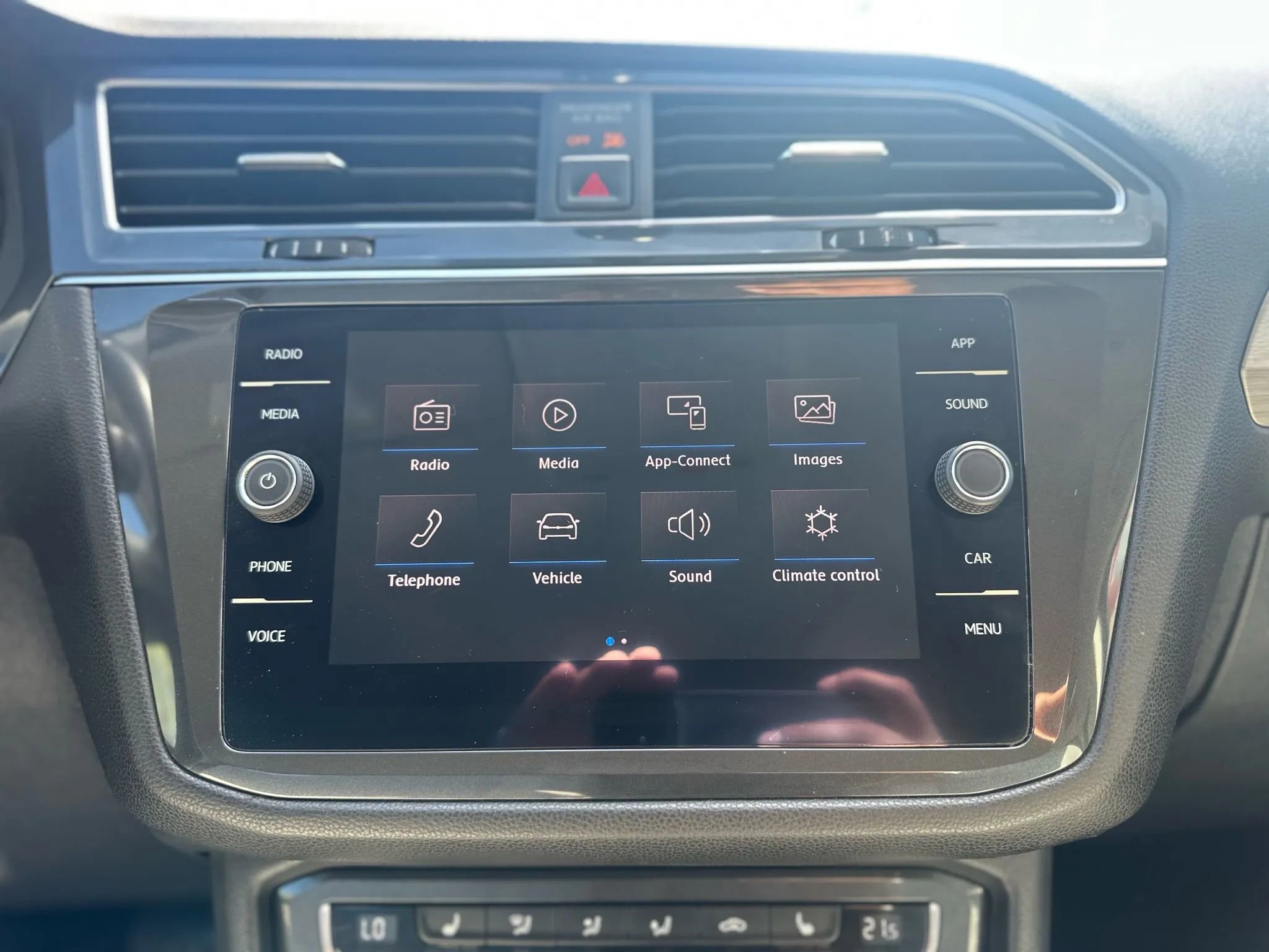 Used 2018 Volkswagen Tiguan SE image 18