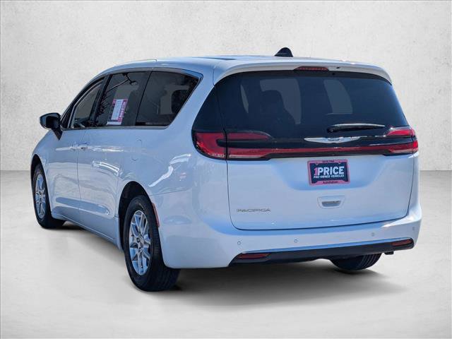 Used 2023 Chrysler Pacifica Touring-L image 8
