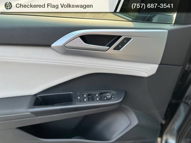 Certified 2025 Volkswagen Taos SE FWD image 13