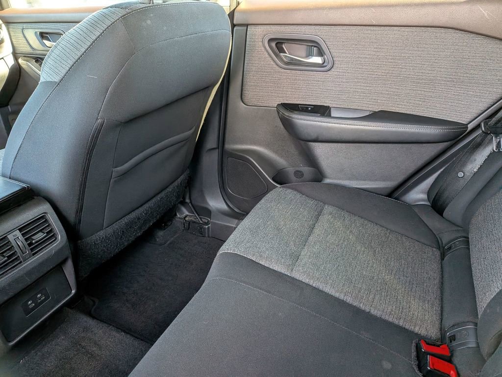 Used 2022 Nissan Rogue SV FWD image 32