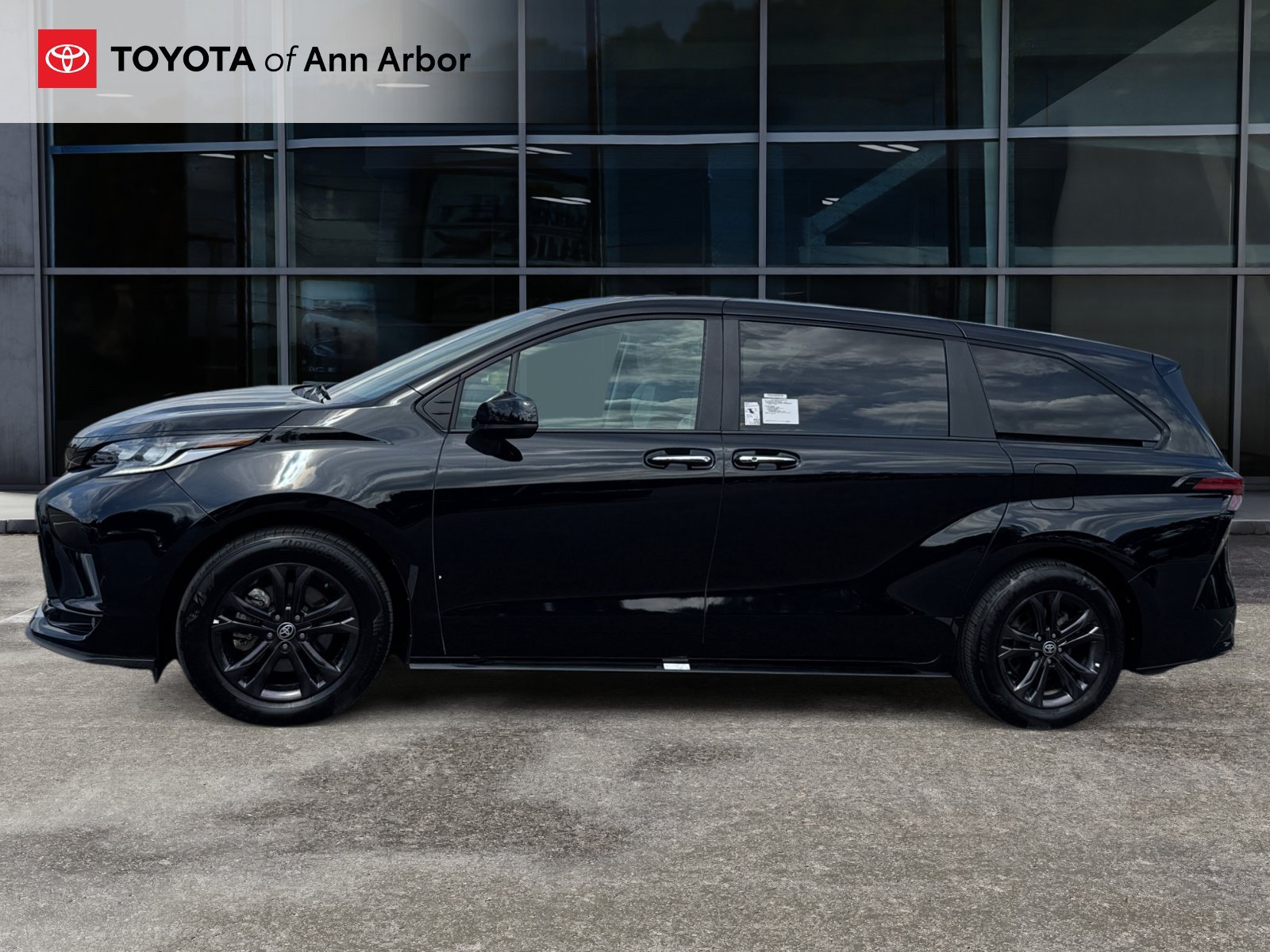 Used 2025 Toyota Sienna XSE AWD/4WD image 10