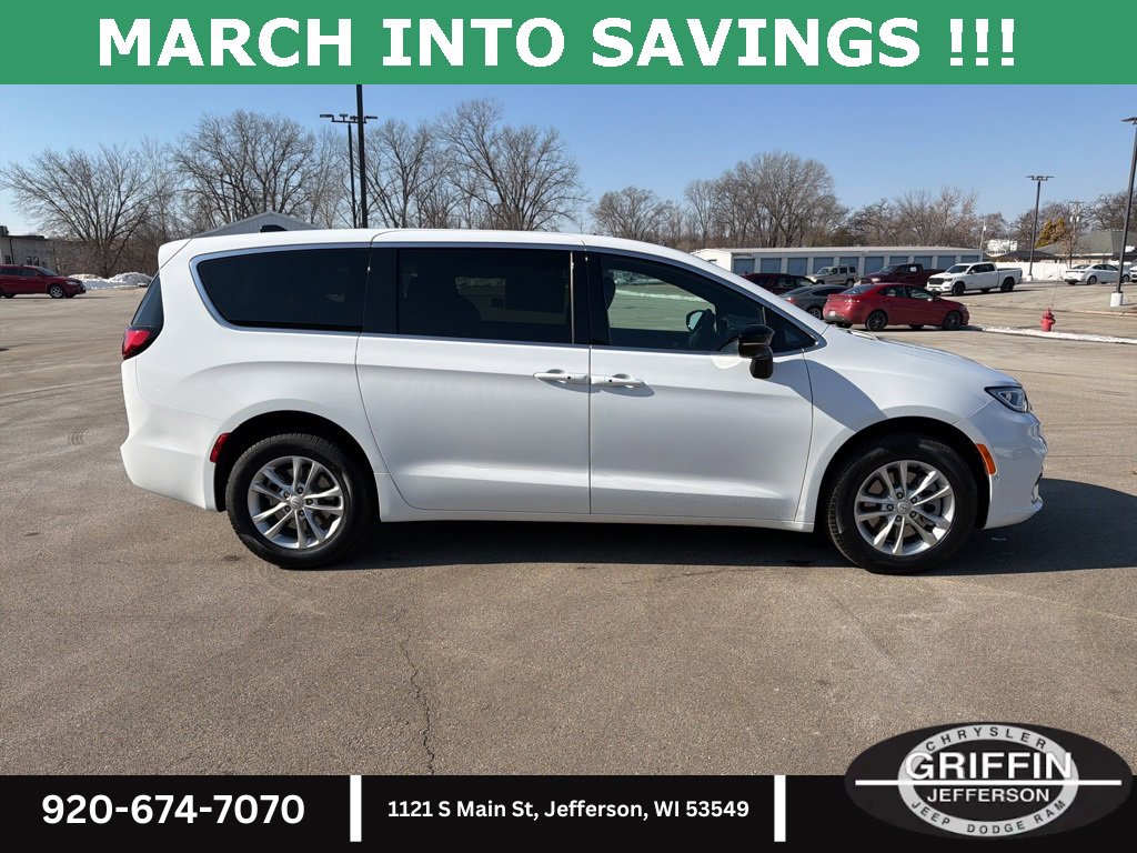 New 2026 Chrysler Pacifica Select image 9