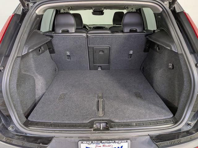 Used 2025 Volvo XC40 B5 Plus image 12