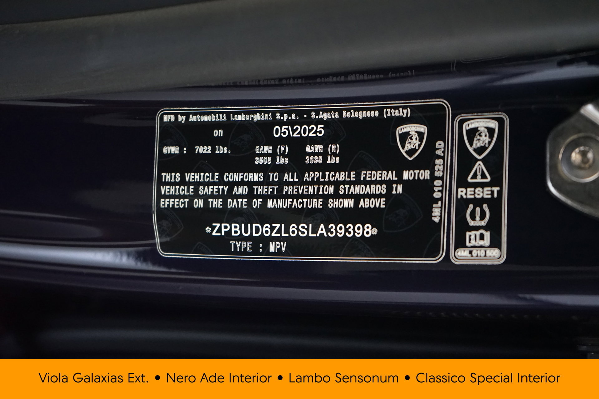 Used 2025 Lamborghini Urus SE AWD/4WD image 37