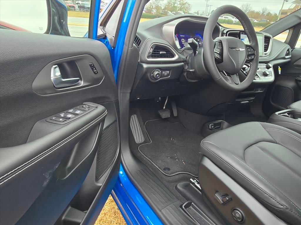 New 2026 Chrysler Pacifica Select w/ S Appearance Package FWD image 4