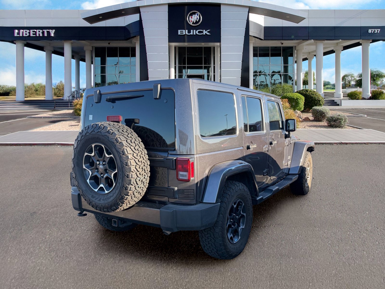 Used 2016 Jeep Wrangler Unlimited Sahara w/ Max Tow Package AWD/4WD image 2