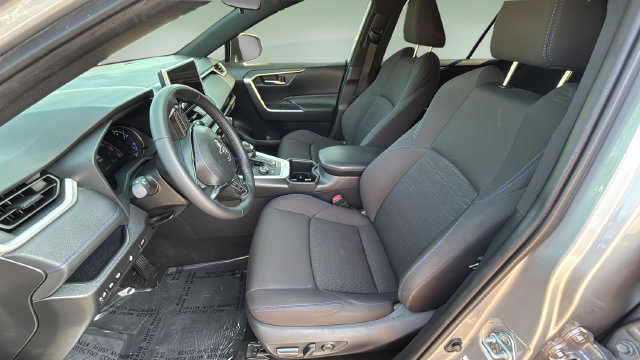 Used 2025 Toyota RAV4 SE w/ Convenience Package AWD/4WD image 18
