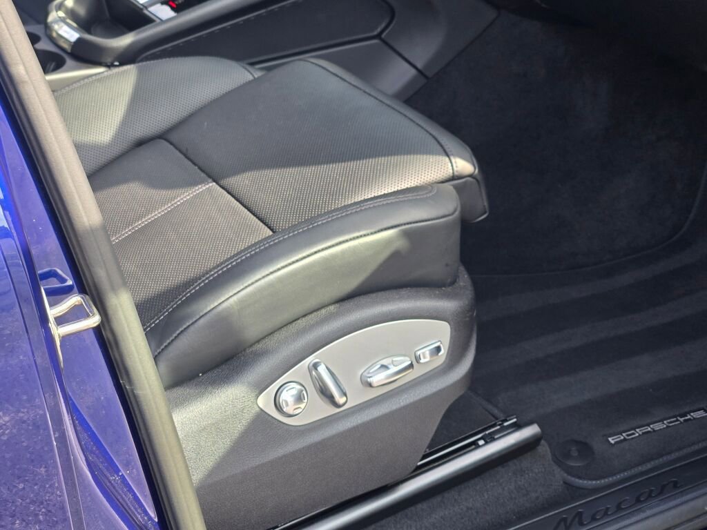 Certified 2025 Porsche Macan image 37